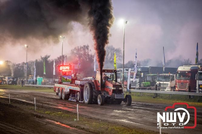 Duizenden bezoekers genieten van geslaagde testavond trekkertrek bij loonbedrijf van de Put in Oosterwolde - &copy; NWVFoto.nl