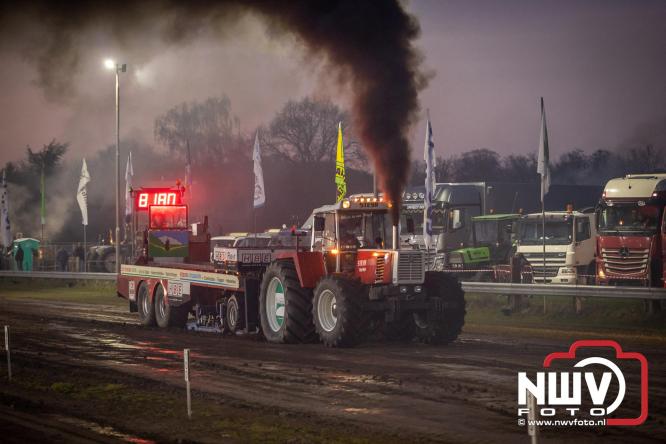 Duizenden bezoekers genieten van geslaagde testavond trekkertrek bij loonbedrijf van de Put in Oosterwolde - &copy; NWVFoto.nl