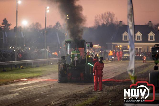 Duizenden bezoekers genieten van geslaagde testavond trekkertrek bij loonbedrijf van de Put in Oosterwolde - &copy; NWVFoto.nl