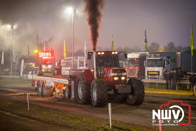 Duizenden bezoekers genieten van geslaagde testavond trekkertrek bij loonbedrijf van de Put in Oosterwolde - &copy; NWVFoto.nl