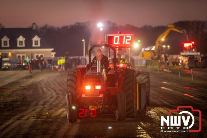 Duizenden bezoekers genieten van geslaagde testavond trekkertrek bij loonbedrijf van de Put in Oosterwolde - &copy; NWVFoto.nl