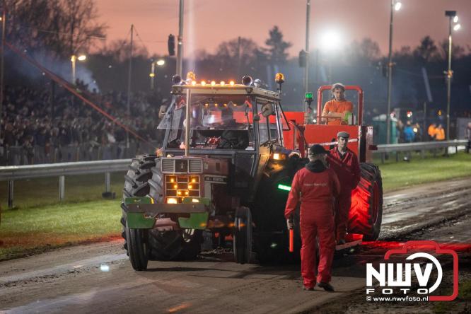 Duizenden bezoekers genieten van geslaagde testavond trekkertrek bij loonbedrijf van de Put in Oosterwolde - &copy; NWVFoto.nl