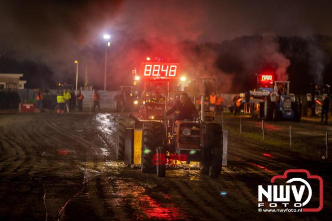 Duizenden bezoekers genieten van geslaagde testavond trekkertrek bij loonbedrijf van de Put in Oosterwolde - &copy; NWVFoto.nl