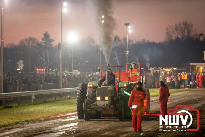 Duizenden bezoekers genieten van geslaagde testavond trekkertrek bij loonbedrijf van de Put in Oosterwolde - &copy; NWVFoto.nl