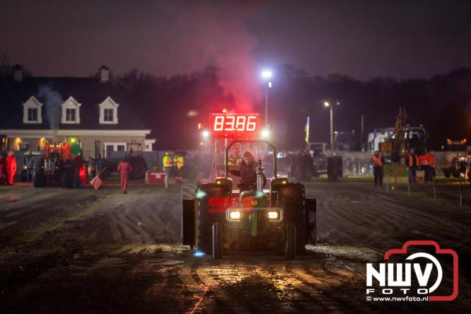 Duizenden bezoekers genieten van geslaagde testavond trekkertrek bij loonbedrijf van de Put in Oosterwolde - &copy; NWVFoto.nl