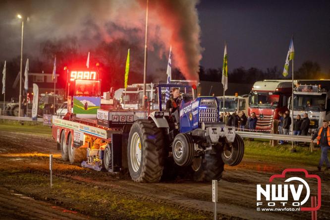 Duizenden bezoekers genieten van geslaagde testavond trekkertrek bij loonbedrijf van de Put in Oosterwolde - &copy; NWVFoto.nl