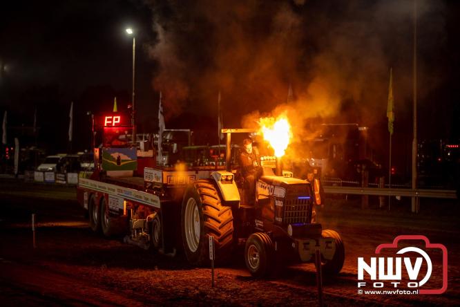 Duizenden bezoekers genieten van geslaagde testavond trekkertrek bij loonbedrijf van de Put in Oosterwolde - &copy; NWVFoto.nl