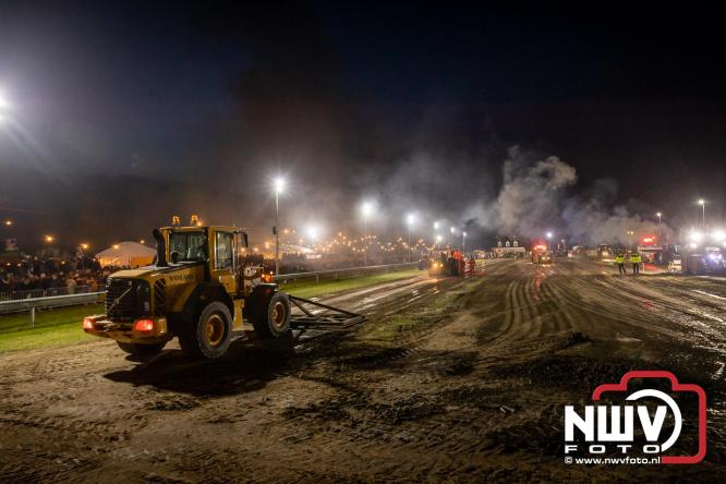 Duizenden bezoekers genieten van geslaagde testavond trekkertrek bij loonbedrijf van de Put in Oosterwolde - &copy; NWVFoto.nl