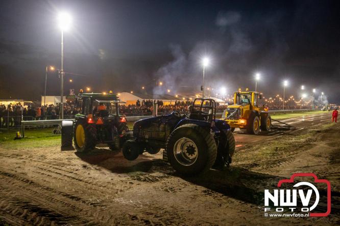 Duizenden bezoekers genieten van geslaagde testavond trekkertrek bij loonbedrijf van de Put in Oosterwolde - &copy; NWVFoto.nl