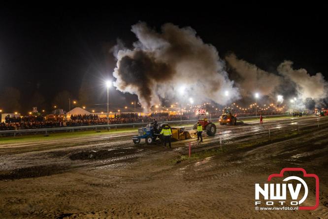 Duizenden bezoekers genieten van geslaagde testavond trekkertrek bij loonbedrijf van de Put in Oosterwolde - &copy; NWVFoto.nl