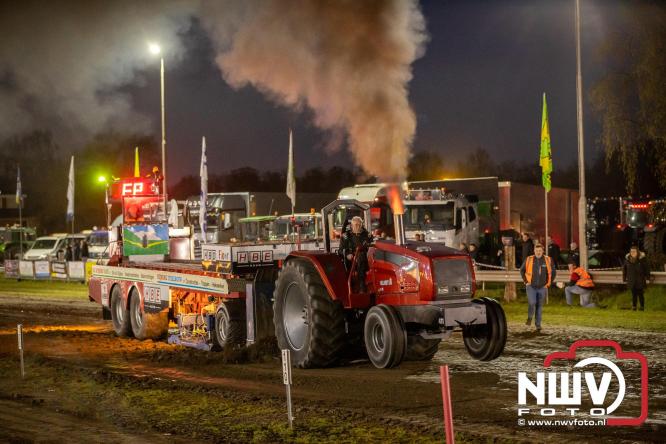 Duizenden bezoekers genieten van geslaagde testavond trekkertrek bij loonbedrijf van de Put in Oosterwolde - &copy; NWVFoto.nl