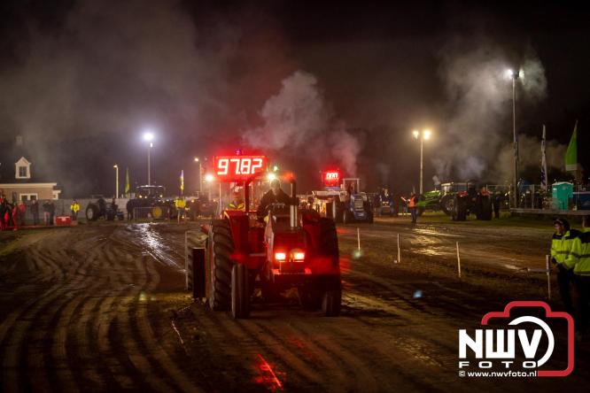 Duizenden bezoekers genieten van geslaagde testavond trekkertrek bij loonbedrijf van de Put in Oosterwolde - &copy; NWVFoto.nl