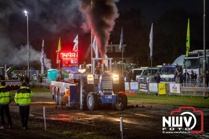 Duizenden bezoekers genieten van geslaagde testavond trekkertrek bij loonbedrijf van de Put in Oosterwolde - &copy; NWVFoto.nl