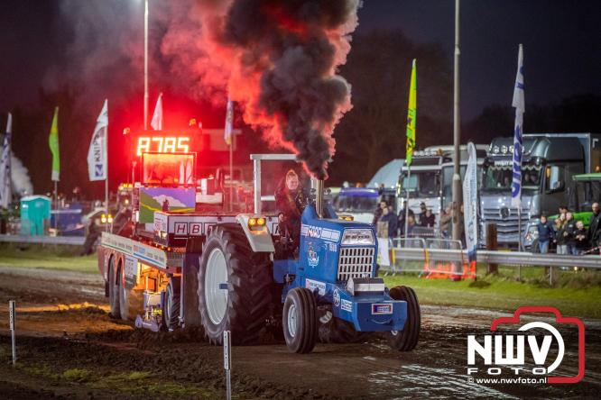 Duizenden bezoekers genieten van geslaagde testavond trekkertrek bij loonbedrijf van de Put in Oosterwolde - &copy; NWVFoto.nl