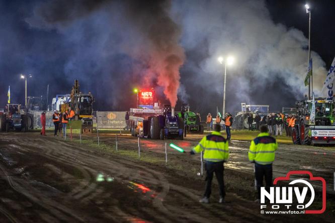 Duizenden bezoekers genieten van geslaagde testavond trekkertrek bij loonbedrijf van de Put in Oosterwolde - &copy; NWVFoto.nl