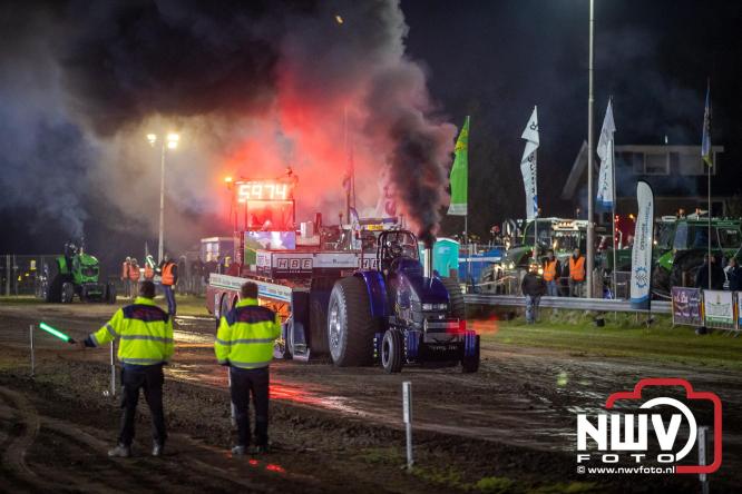 Duizenden bezoekers genieten van geslaagde testavond trekkertrek bij loonbedrijf van de Put in Oosterwolde - &copy; NWVFoto.nl