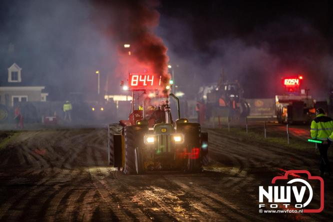 Duizenden bezoekers genieten van geslaagde testavond trekkertrek bij loonbedrijf van de Put in Oosterwolde - &copy; NWVFoto.nl
