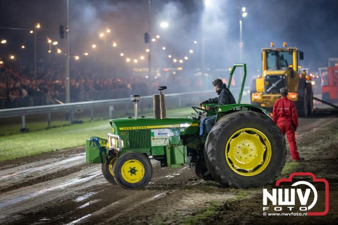 Duizenden bezoekers genieten van geslaagde testavond trekkertrek bij loonbedrijf van de Put in Oosterwolde - &copy; NWVFoto.nl