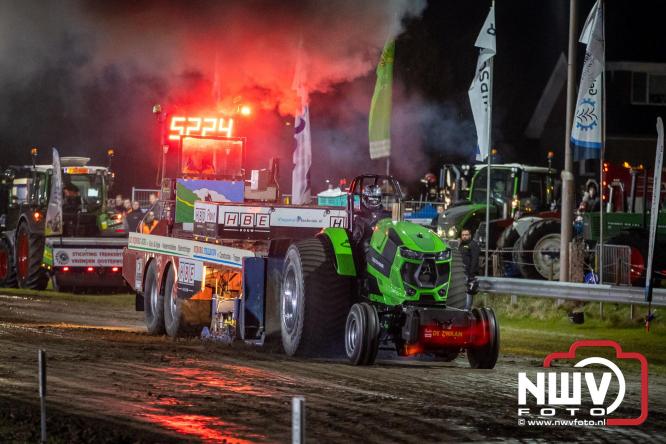 Duizenden bezoekers genieten van geslaagde testavond trekkertrek bij loonbedrijf van de Put in Oosterwolde - &copy; NWVFoto.nl