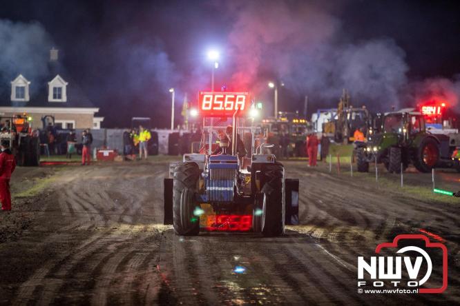 Duizenden bezoekers genieten van geslaagde testavond trekkertrek bij loonbedrijf van de Put in Oosterwolde - &copy; NWVFoto.nl