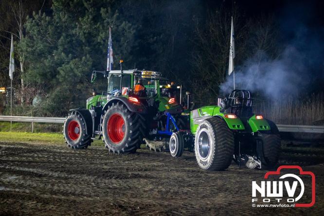 Duizenden bezoekers genieten van geslaagde testavond trekkertrek bij loonbedrijf van de Put in Oosterwolde - &copy; NWVFoto.nl