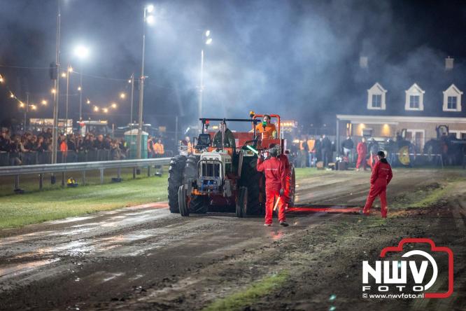 Duizenden bezoekers genieten van geslaagde testavond trekkertrek bij loonbedrijf van de Put in Oosterwolde - &copy; NWVFoto.nl