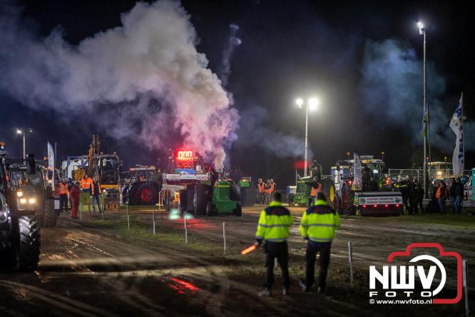 Duizenden bezoekers genieten van geslaagde testavond trekkertrek bij loonbedrijf van de Put in Oosterwolde - &copy; NWVFoto.nl