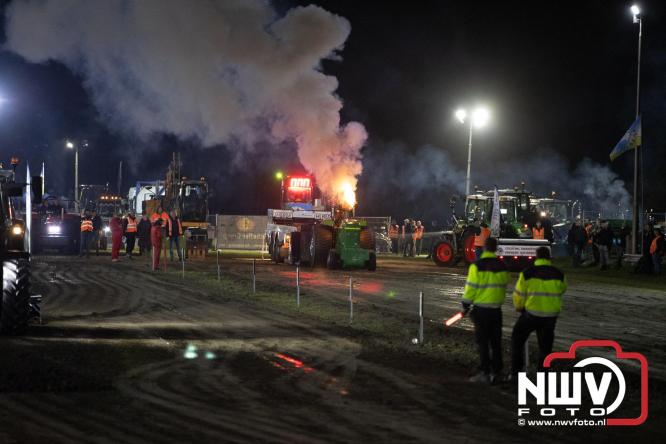 Duizenden bezoekers genieten van geslaagde testavond trekkertrek bij loonbedrijf van de Put in Oosterwolde - &copy; NWVFoto.nl