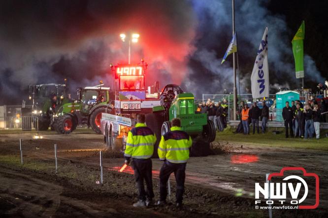 Duizenden bezoekers genieten van geslaagde testavond trekkertrek bij loonbedrijf van de Put in Oosterwolde - &copy; NWVFoto.nl