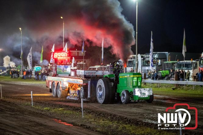Duizenden bezoekers genieten van geslaagde testavond trekkertrek bij loonbedrijf van de Put in Oosterwolde - &copy; NWVFoto.nl