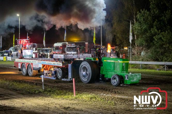 Duizenden bezoekers genieten van geslaagde testavond trekkertrek bij loonbedrijf van de Put in Oosterwolde - &copy; NWVFoto.nl