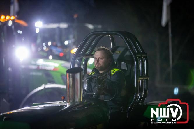 Duizenden bezoekers genieten van geslaagde testavond trekkertrek bij loonbedrijf van de Put in Oosterwolde - &copy; NWVFoto.nl