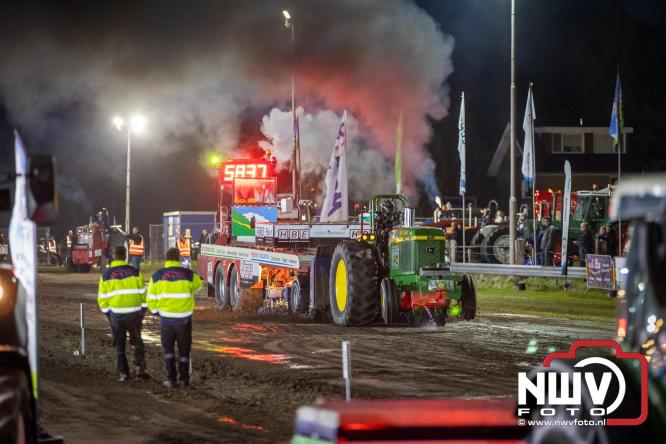 Duizenden bezoekers genieten van geslaagde testavond trekkertrek bij loonbedrijf van de Put in Oosterwolde - &copy; NWVFoto.nl