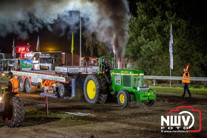 Duizenden bezoekers genieten van geslaagde testavond trekkertrek bij loonbedrijf van de Put in Oosterwolde - &copy; NWVFoto.nl