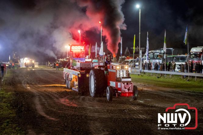 Duizenden bezoekers genieten van geslaagde testavond trekkertrek bij loonbedrijf van de Put in Oosterwolde - &copy; NWVFoto.nl
