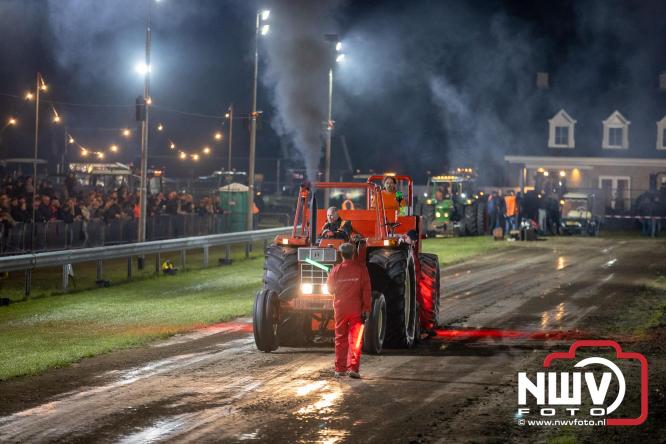 Duizenden bezoekers genieten van geslaagde testavond trekkertrek bij loonbedrijf van de Put in Oosterwolde - &copy; NWVFoto.nl