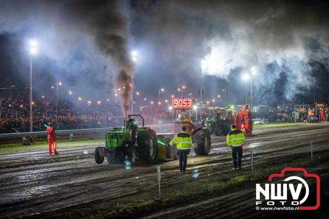 Duizenden bezoekers genieten van geslaagde testavond trekkertrek bij loonbedrijf van de Put in Oosterwolde - &copy; NWVFoto.nl