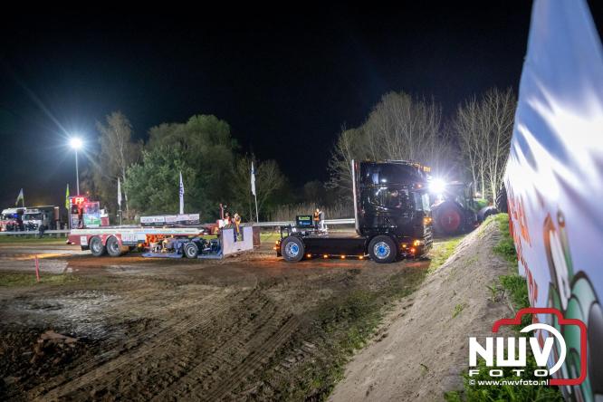 Duizenden bezoekers genieten van geslaagde testavond trekkertrek bij loonbedrijf van de Put in Oosterwolde - &copy; NWVFoto.nl