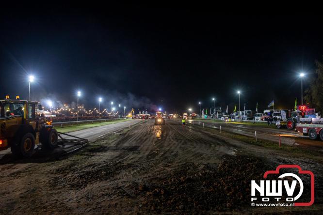 Duizenden bezoekers genieten van geslaagde testavond trekkertrek bij loonbedrijf van de Put in Oosterwolde - &copy; NWVFoto.nl