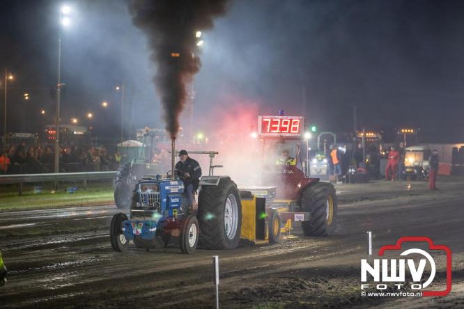Duizenden bezoekers genieten van geslaagde testavond trekkertrek bij loonbedrijf van de Put in Oosterwolde - &copy; NWVFoto.nl