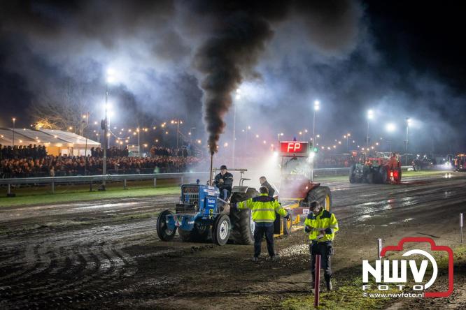 Duizenden bezoekers genieten van geslaagde testavond trekkertrek bij loonbedrijf van de Put in Oosterwolde - &copy; NWVFoto.nl