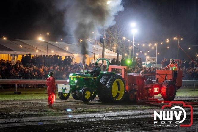 Duizenden bezoekers genieten van geslaagde testavond trekkertrek bij loonbedrijf van de Put in Oosterwolde - &copy; NWVFoto.nl