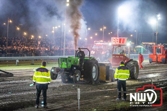 Duizenden bezoekers genieten van geslaagde testavond trekkertrek bij loonbedrijf van de Put in Oosterwolde - &copy; NWVFoto.nl