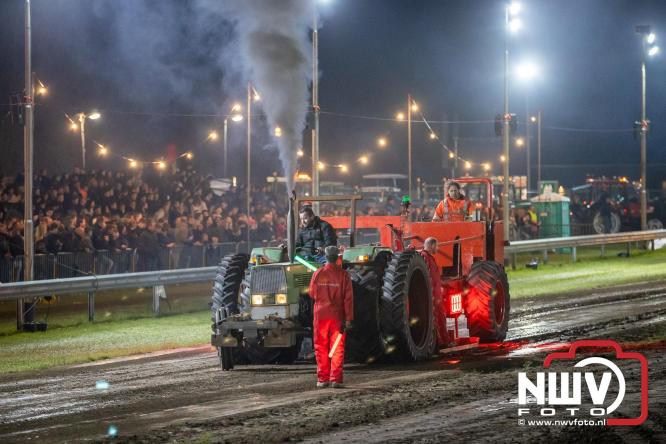 Duizenden bezoekers genieten van geslaagde testavond trekkertrek bij loonbedrijf van de Put in Oosterwolde - &copy; NWVFoto.nl