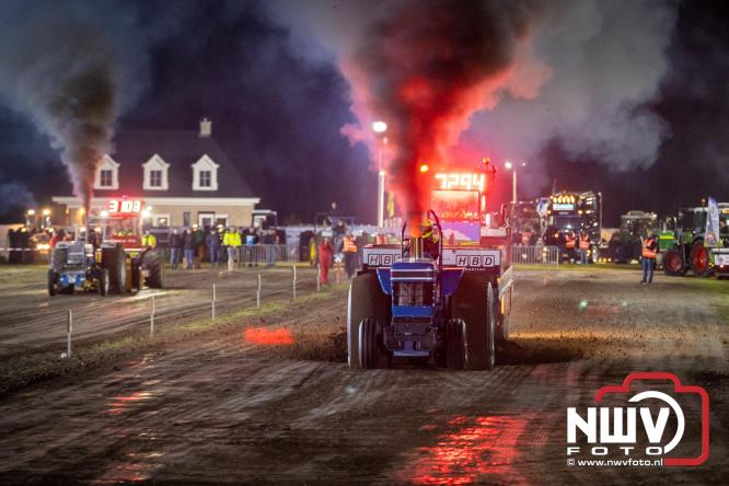 Duizenden bezoekers genieten van geslaagde testavond trekkertrek bij loonbedrijf van de Put in Oosterwolde - &copy; NWVFoto.nl