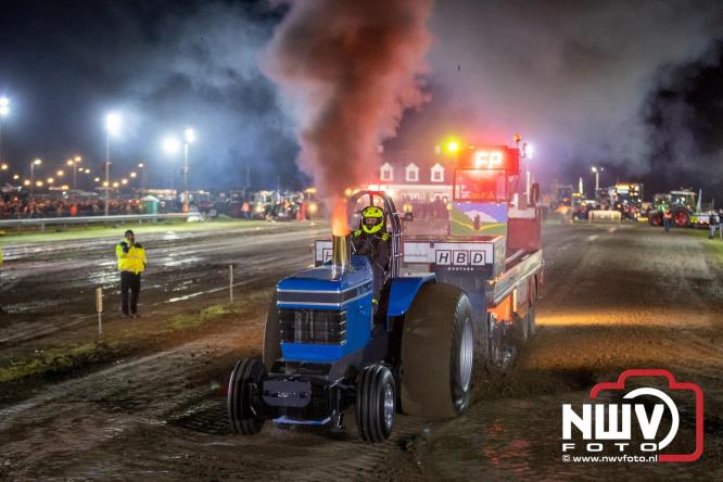Duizenden bezoekers genieten van geslaagde testavond trekkertrek bij loonbedrijf van de Put in Oosterwolde - &copy; NWVFoto.nl