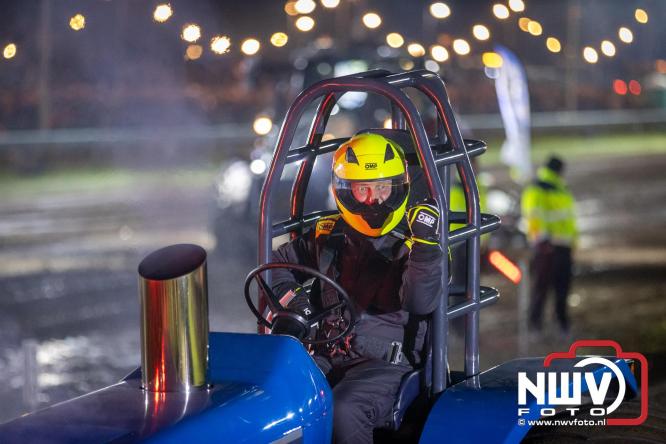 Duizenden bezoekers genieten van geslaagde testavond trekkertrek bij loonbedrijf van de Put in Oosterwolde - &copy; NWVFoto.nl