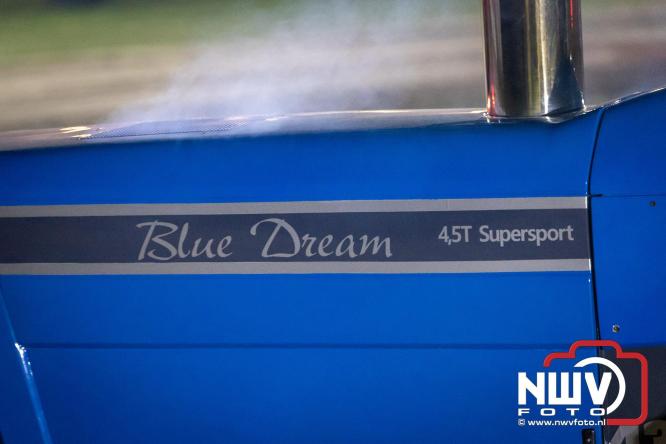 Duizenden bezoekers genieten van geslaagde testavond trekkertrek bij loonbedrijf van de Put in Oosterwolde - &copy; NWVFoto.nl