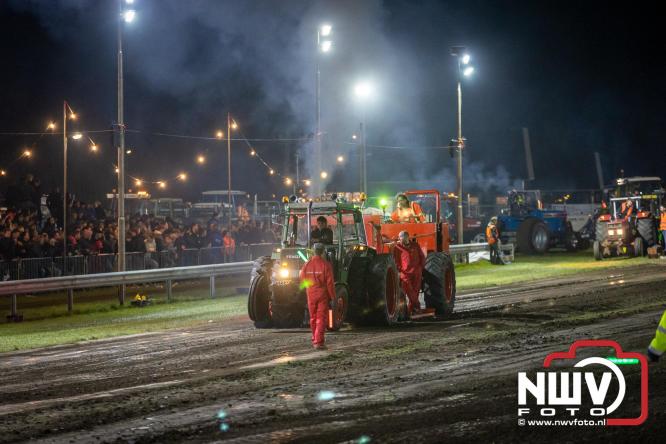 Duizenden bezoekers genieten van geslaagde testavond trekkertrek bij loonbedrijf van de Put in Oosterwolde - &copy; NWVFoto.nl