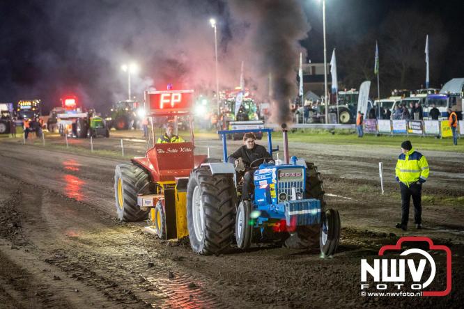 Duizenden bezoekers genieten van geslaagde testavond trekkertrek bij loonbedrijf van de Put in Oosterwolde - &copy; NWVFoto.nl